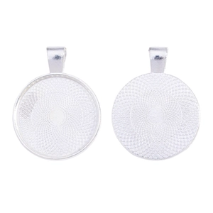 Vue macro de supports de pendentif ronds argentés de 25 mm montrant les deux faces
