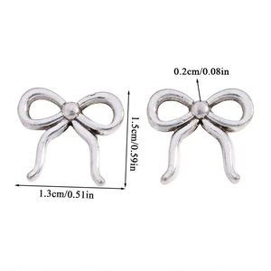 Detailweergave van zilveren strikbedeltjes met precieze afmetingen 1,3 cm bij 1,5 cm