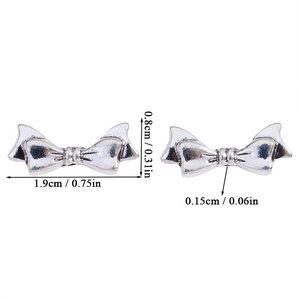Gedetailleerde afmetingen van de zilveren strik-tussendoor van 1,9 cm lang en 0,8 cm hoog