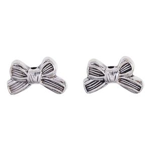 Detail van twee vintage zilveren strik kralen van legering voor DIY sieraden maken