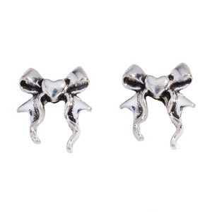 Macro-opname van retro zilveren strikkralen met hartdetails voor DIY-armbanden