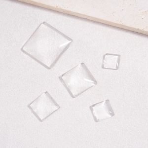 Cabochons carrés en verre transparent pour bijoux DIY en plusieurs tailles sur fond gris