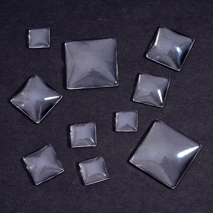 Cabochons carrés en verre transparent de tailles variées pour bijoux DIY sur fond noir