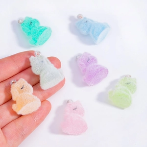 Pendentifs licorne en résine floquée aux couleurs pastel avec anneaux métalliques argentés