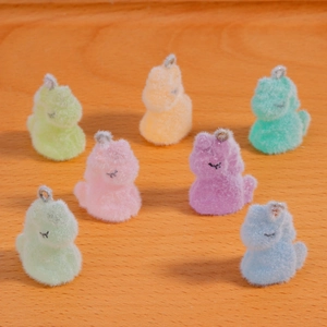 Vue détaillée de pendentifs animaux floqués colorés avec anneaux pour bijoux DIY
