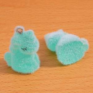 Détail de deux pendentifs chat floqués vert menthe avec anneaux pour bijoux DIY