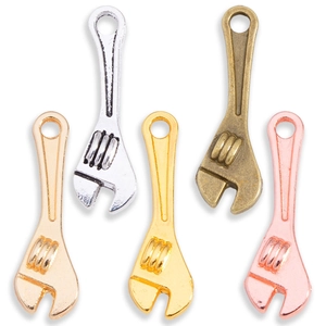 Set mit fünf legierten Schraubenschlüssel-Anhängern in verschiedenen Metall-Finishes