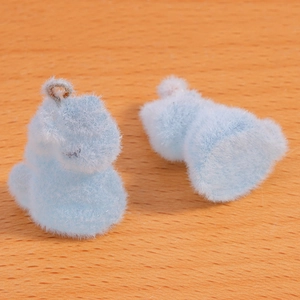Détails des pendentifs licorne en résine floquée bleu clair avec anneaux métalliques