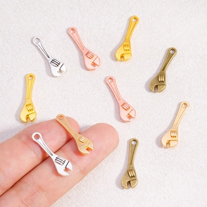Miniatur-Schraubenschlüssel-Anhänger aus Legierung in vier Farben für DIY-Schmuck