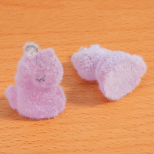 Gros plan de deux pendentifs chat floqués lavande pour bijoux DIY sur bois