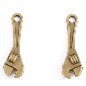 Detail von antiken Bronze-Schraubenschlüssel-Anhängern aus Zinklegierung für DIY-Schmuck