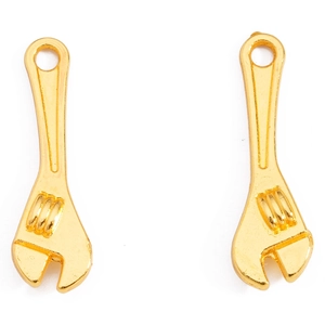 Detail von zwei vergoldeten Schraubenschlüssel-Anhängern für DIY-Schmuck und Anhänger