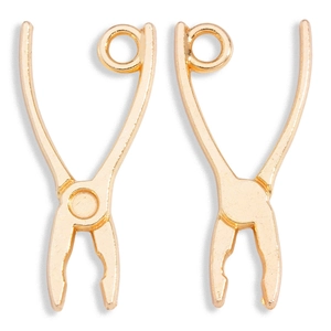 Dettagli macro dei ciondoli a forma di pinza in lega dorata per accessori gioielli DIY