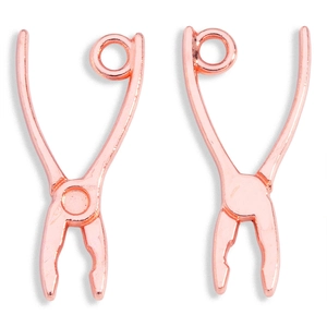 Dettaglio di ciondoli a forma di pinza in oro rosa lucido per gioielli fai-da-te