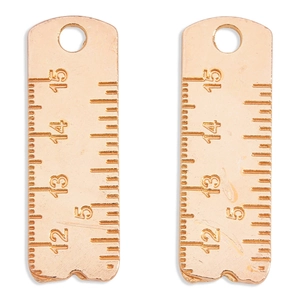 Détail de breloques règle en or rose avec échelles graduées pour bijoux faits main