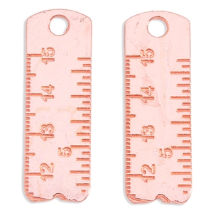 Détail de breloques mini règle en alliage or rose avec échelles gravées et trous de fixation
