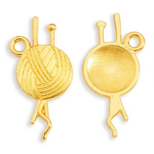Detailed front and back view of golden alloy yarn ball and needles knitting pendant