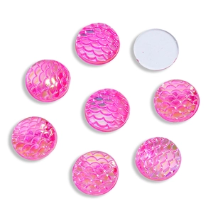 Dettaglio di cabochon in acrilico rotondi rosa iridescenti a scaglie per fai-da-te