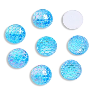 Dettaglio di cabochon in resina blu a scaglie di sirena con retro piatto per il fai da te