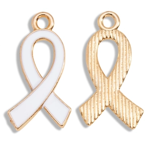 Dettaglio di ciondoli a forma di nastro con smalto bianco e retro dorato testurizzato per DIY