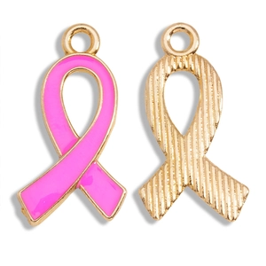 Dettaglio dei ciondoli a nastro in smalto rosa e charms dorati per la creazione di gioielli