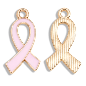 Dettaglio dei ciondoli a nastro in smalto rosa e metallo dorato rigato per gioielleria