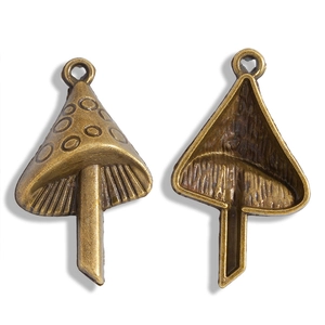 Detalle de colgantes de hongo en bronce antiguo con anillo para creación de joyas DIY