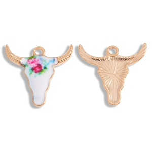 Detailweergave van de dubbelzijdige bull skull hanger met witte bloemen emaille en goud