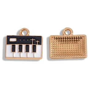 Gedetailleerde voor- en achterkant van een piano-hanger van legering met emaille afwerking