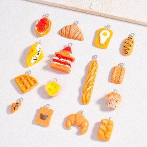 Lot de 14 breloques de pain réalistes en résine avec anneaux argentés pour bijoux DIY