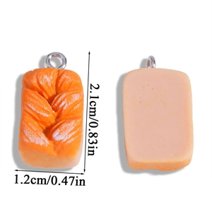 Mini pendentifs alimentaires en résine de 2,1 cm de haut avec détails de pain orange