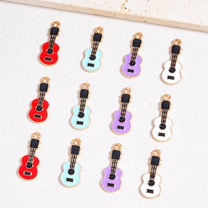 Lot de douze pendentifs guitare en émail coloré avec placage doré pour bijoux DIY