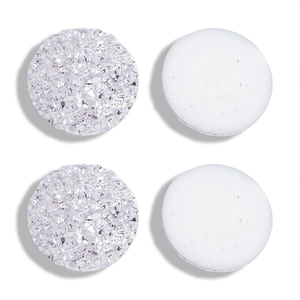 Détail macro du cabochon en résine druzy argenté de 12mm avec base plate blanche