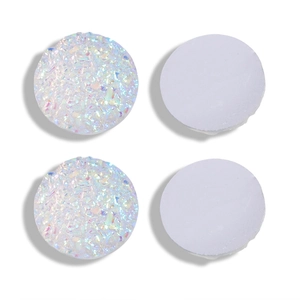 Vue macro de cabochons ronds de 12mm avec texture irisante et dos plat blanc pour bijoux
