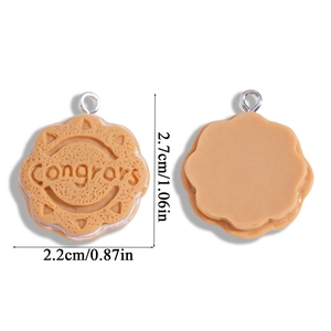 Detailed view of 2.7cm resin biscuit charm with Congrats engraving and size dimensions