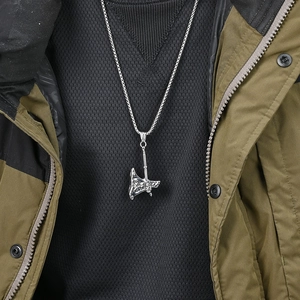 Collana con ciondolo a ascia vichinga nordica in acciaio al titanio con incisione retro
