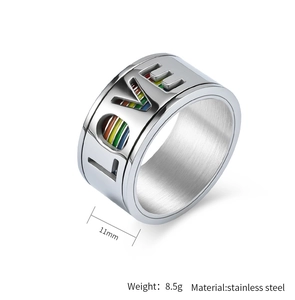 Détail d'une bague LOVE de 11 mm en acier inoxydable avec couleurs de l'arc-en-ciel