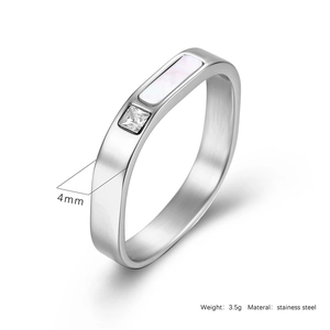 Détail d'une bague en acier de 4mm avec incrustation de nacre et oxyde de zirconium carré