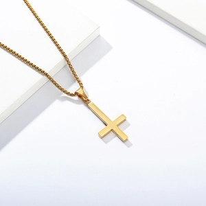 Detailansicht eines polierten vergoldeten Inverted Cross Anhängers mit einer stabilen Boxkette