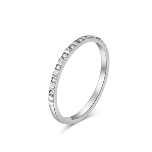 Anillo elegante de acero de titanio plateado con cristales brillantes para un look de lujo