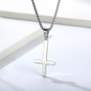 Polierter silberner Invers-Kreuz-Anhänger aus Edelstahl an einer Box-Ketten-Halskette