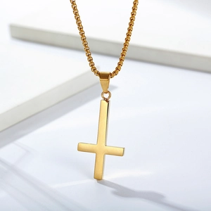 Polierter goldener Inverted Cross Anhänger mit passender Boxkette auf weißem Hintergrund