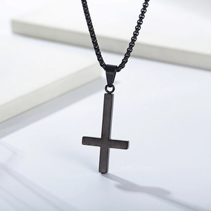 Gothic mattschwarzer umgekehrter Kreuzanhänger an einer Kette auf weißem Podest