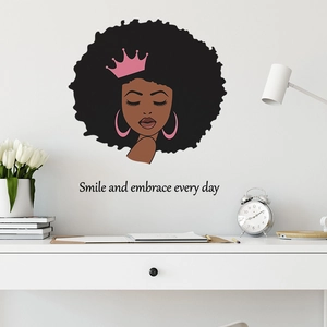 Minimalistisches Wandtattoo einer schwarzen Frau mit Krone und Motivationsspruch