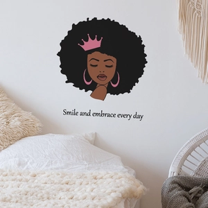 Afro-Frau Wandtattoo mit Smile and embrace every day Spruch für Schlafzimmerdeko