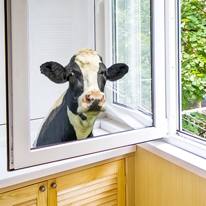 Détail macro d'un autocollant de vache réaliste montrant l'impression UV de qualité sur vitre