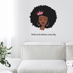 Detail eines Wandtattoos mit stilvoller afrikanischer Frau, Krone und Motivationsspruch