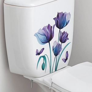 Dettaglio di adesivi con tulipani a inchiostro e farfalle viola su un WC bianco pulito
