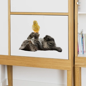 Stickers muraux chat tigré gris et poussin jaune pour décorer le salon