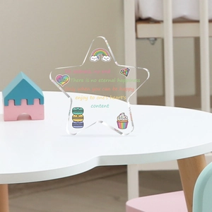 Star-shaped acrylic table decor with rainbow prints and motivational English phrases